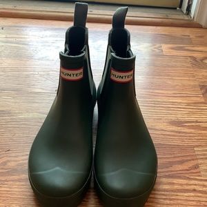 Hunter Chelsea rain boots in hunter green. Size Womens 9. Only worn twice.